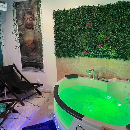 Maison Prestige Le Donjon Des Plaisirs Jacuzzi Montluel Zewnętrze zdjęcie