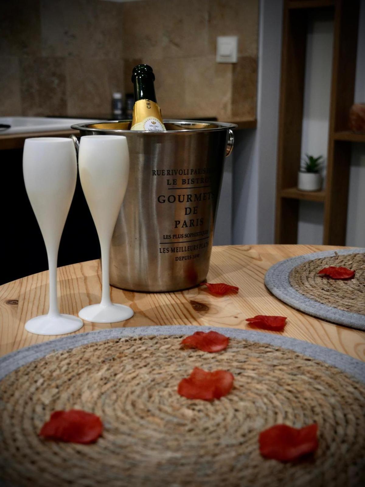 Maison Prestige Le Donjon Des Plaisirs Jacuzzi Montluel Zewnętrze zdjęcie