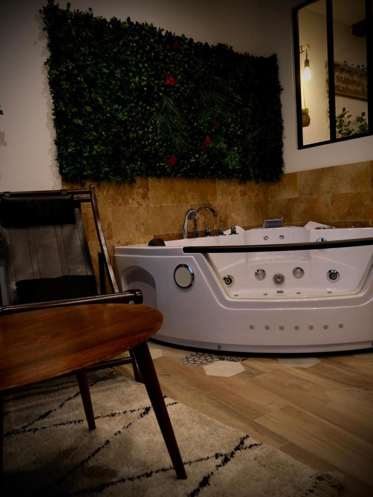 Maison Prestige Le Donjon Des Plaisirs Jacuzzi Montluel Zewnętrze zdjęcie