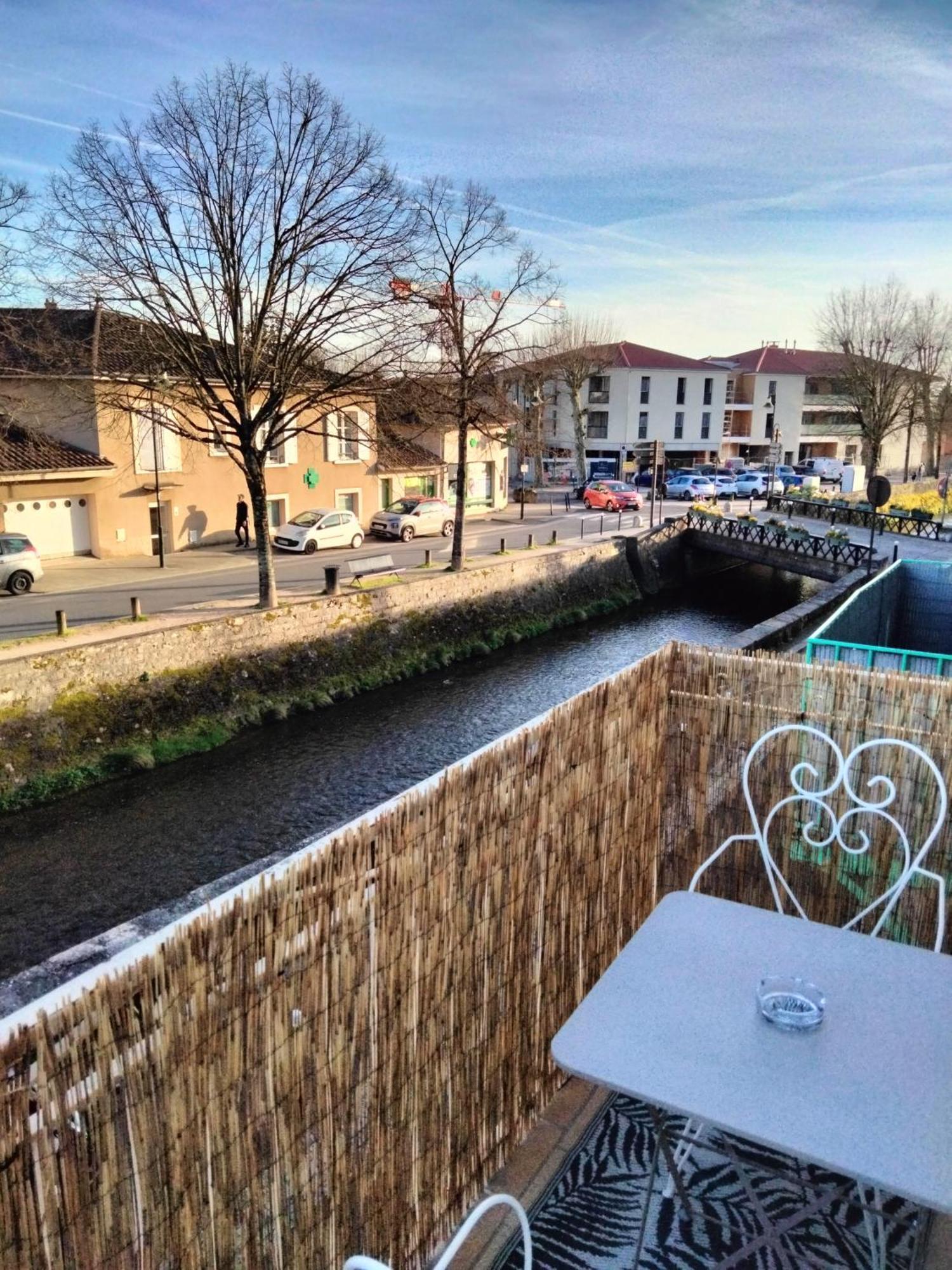 Maison Prestige Le Donjon Des Plaisirs Jacuzzi Montluel Zewnętrze zdjęcie