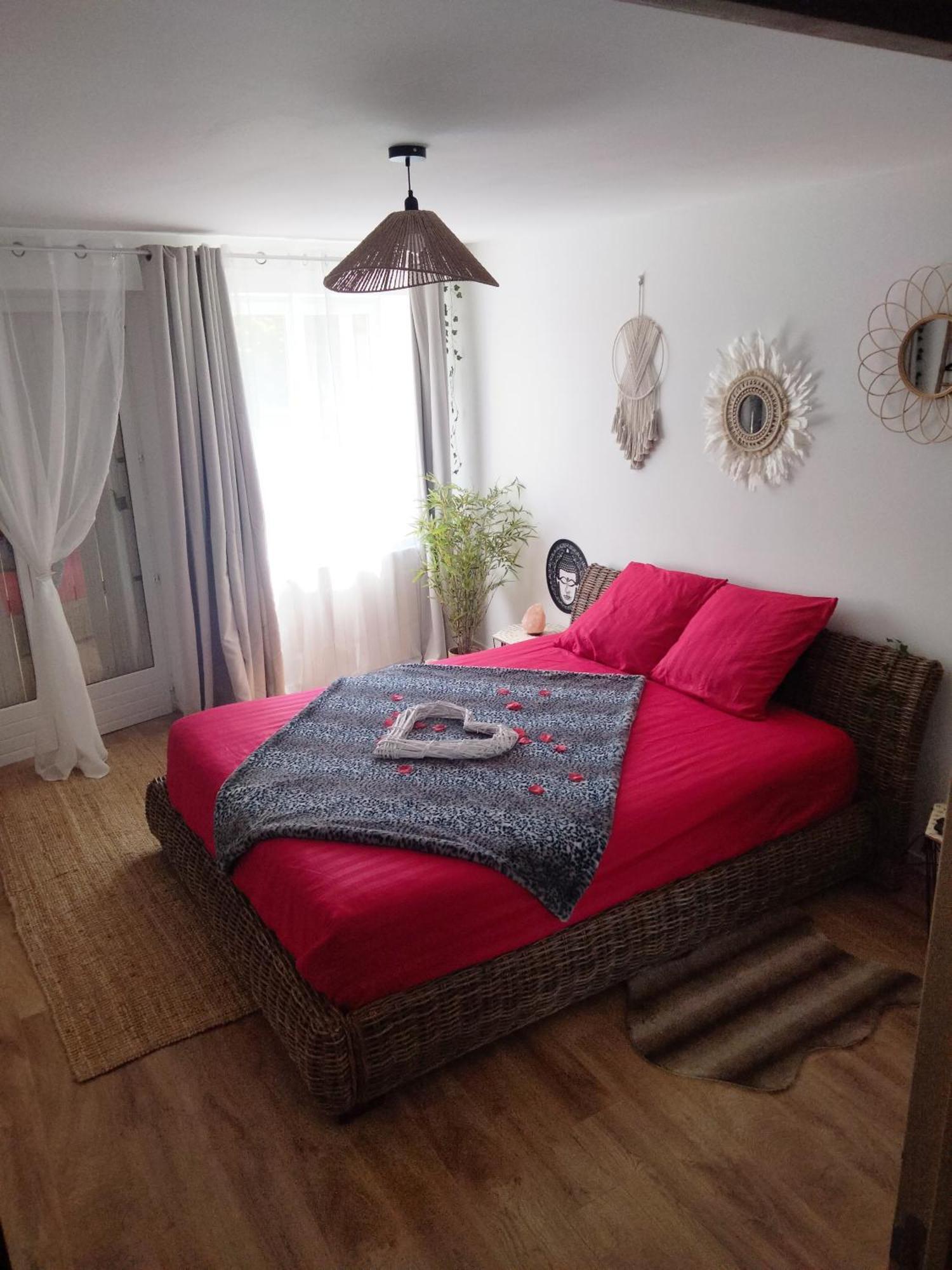 Maison Prestige Le Donjon Des Plaisirs Jacuzzi Montluel Zewnętrze zdjęcie