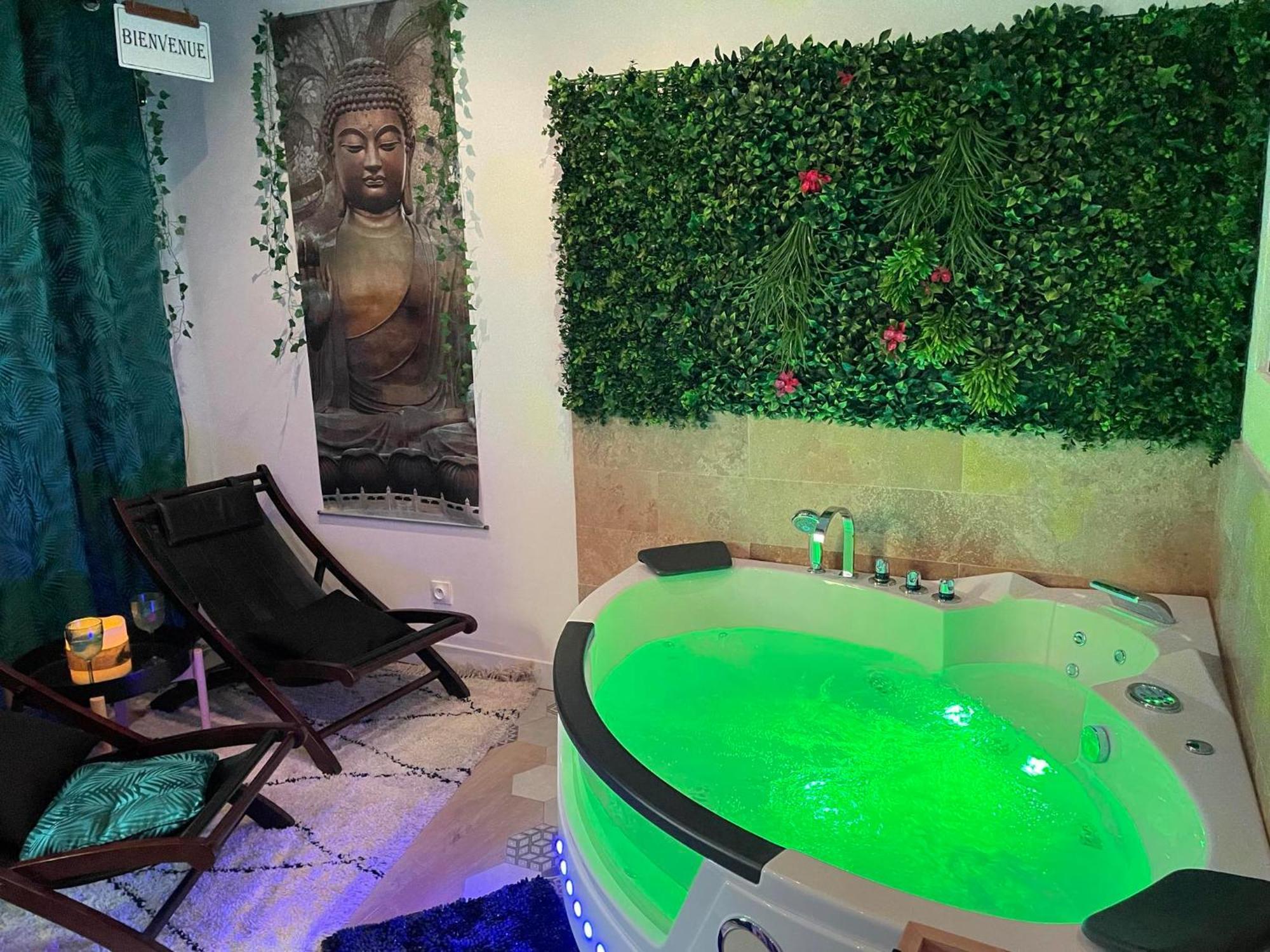 Maison Prestige Le Donjon Des Plaisirs Jacuzzi Montluel Zewnętrze zdjęcie