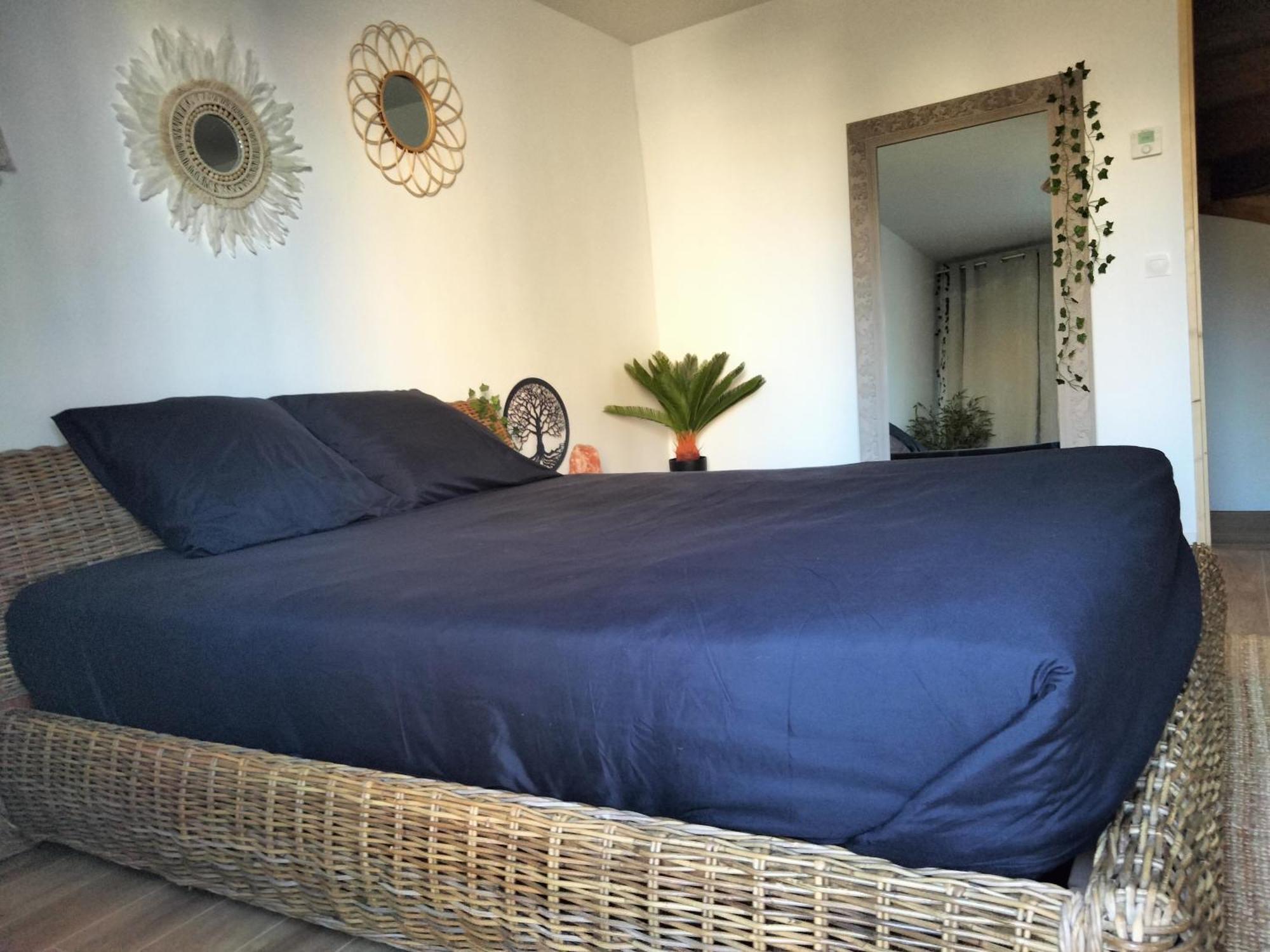 Maison Prestige Le Donjon Des Plaisirs Jacuzzi Montluel Zewnętrze zdjęcie